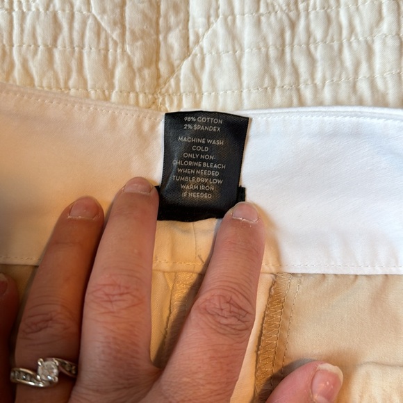 Ann Taylor signature white shorts - Picture 5 of 5